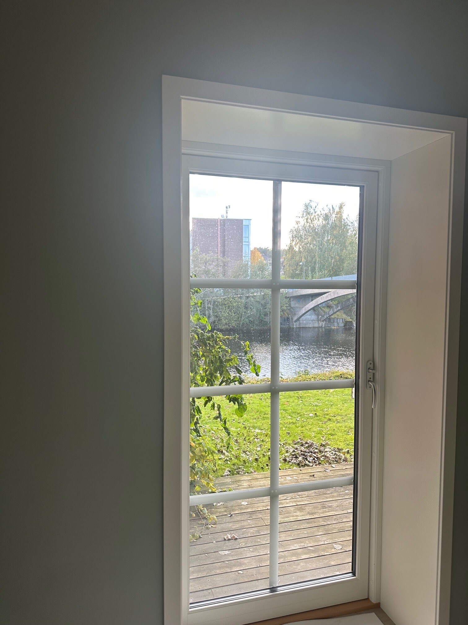 Innvendig - Hovedsoverom (Sov 1) med utsikt mot elva - 1